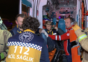 Minibüs yoldan çıkarak ağaçlık alana uçtu