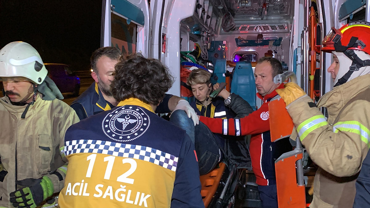 Minibüs yoldan çıkarak ağaçlık alana uçtu