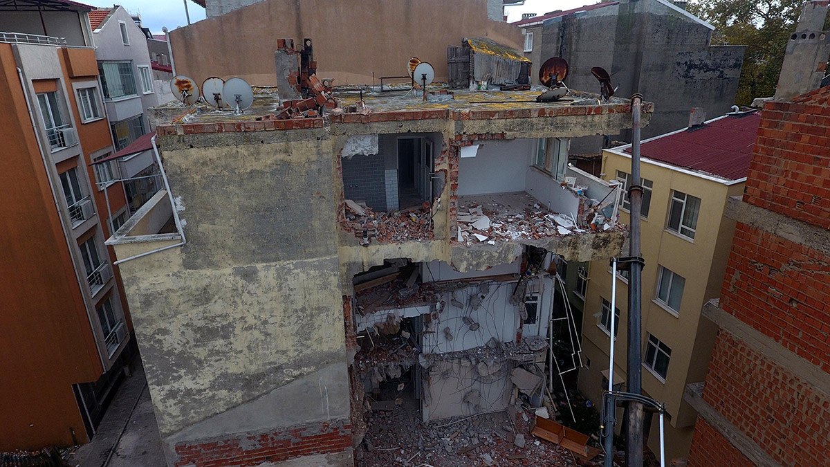 Temeli kayan 5 katlı apartman yıkıldı