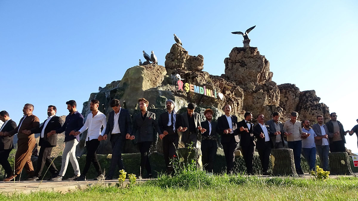 Hakkari’nin Şemdinli ilçesinde terör örgütünün geçmişte taciz ateşleri açtığı Efkar Dağı seyir terası oldu. İlçe belediyesince yapılan projeyle seyir terası, halkın gelip keyifli vakit geçirebileceği bir alana dönüştürüldü.