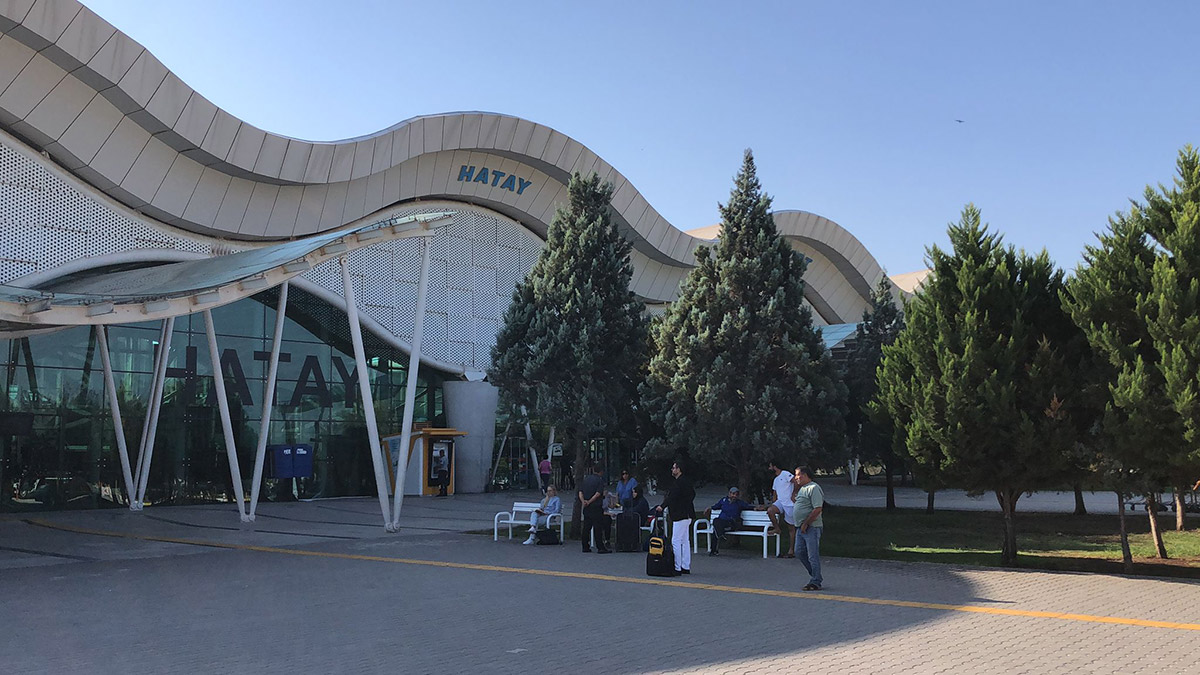 İstanbul-Hatay seferini yapan yolcu uçağının lastiği patladı