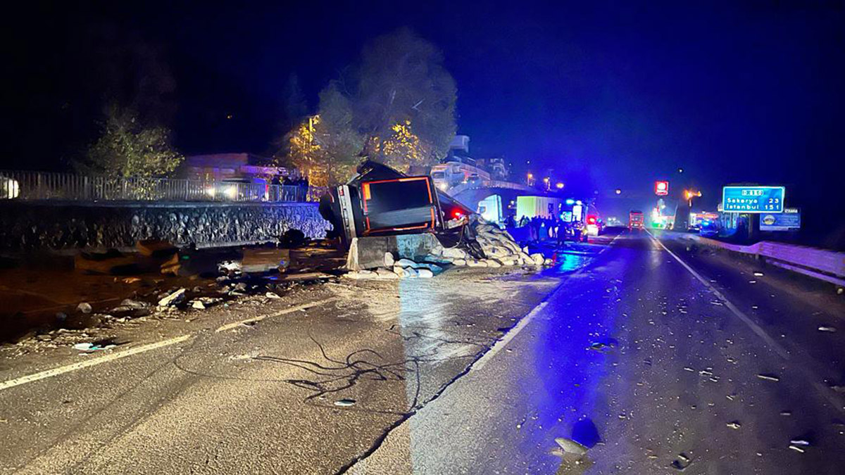 TIR kamyona arkadan çarptı; 1 ölü 2 yaralı