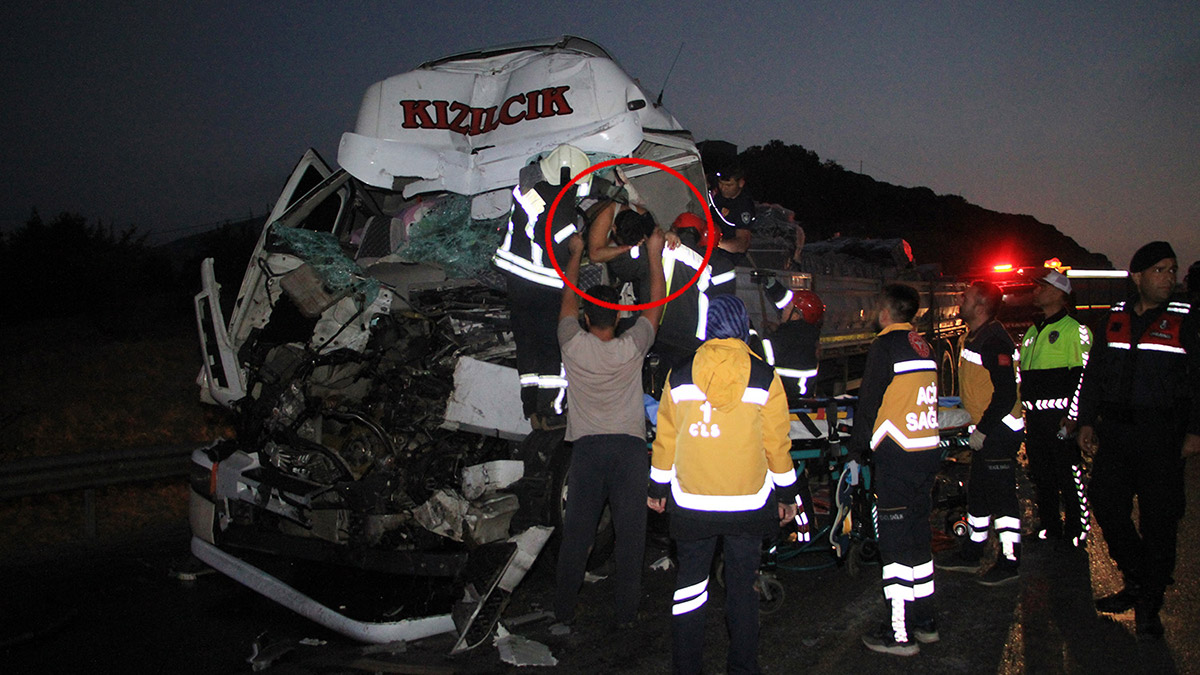 TIR'a çarpan TIR sürücüsü 45 dakikada kurtarıldı