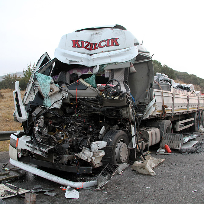 TIR'a çarpan TIR sürücüsü 45 dakikada kurtarıldı