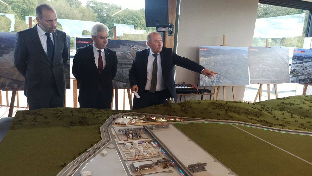 Türkiye Petrolleri Anonim Ortaklığı Genel Müdür Yardımcısı Abdurrahman Tiryaki, "Sadece 1 boru değil; 3 boru çekilecek; 1'i kablolar, 1'i glikol, 1'i de gaz hattımız için" dedi.