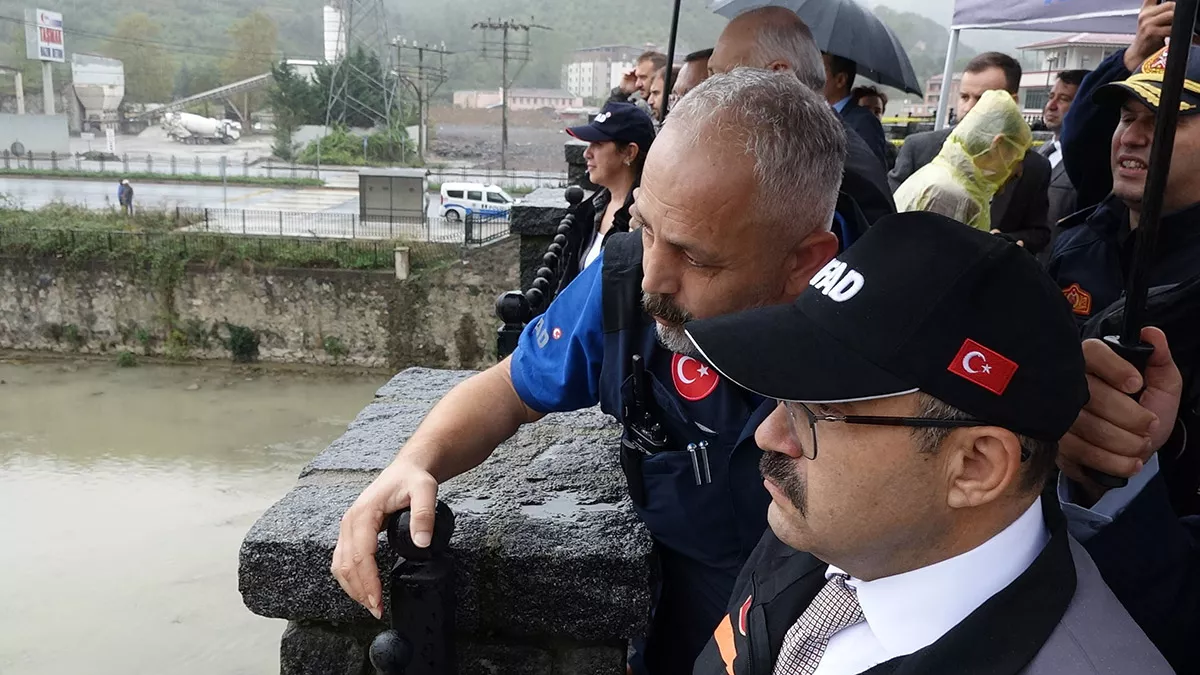 Trabzon'un araklı ilçesinde, 301 arama-kurtarma görevlisi ile 76 aracın yer aldığı sel ve taşkın ile kayıp arama-kurtarma tatbikatı yapıldı. Tatbikatta, senaryo gereği derede mahsur kalanları, zamanla yarışan ekipler kurtardı.