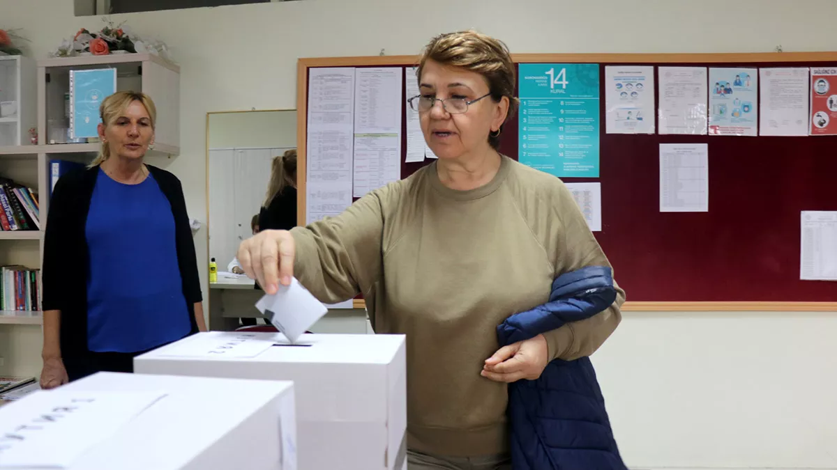 Bulgaristan'da alınan erken genel seçim kararının ardından türkiye’de 22 ilde kurulan 166 sandıkta oy verme işlemi başladı. Bugün saat 07. 00’de başlayan oy verme işlemi saat 20. 00’ye kadar devam edecek.