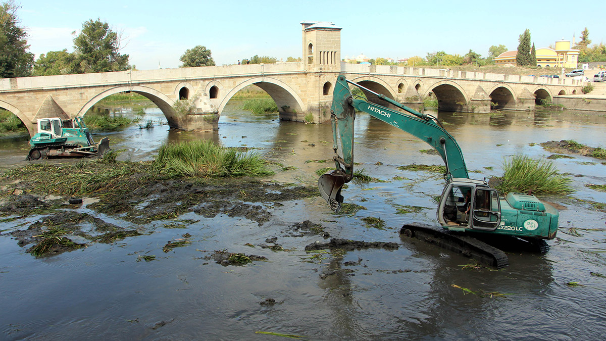 Tunca Nehri'nde DSİ temizliği
