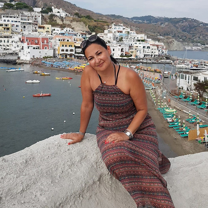 Azerbaycan'da meme kanseri tanısı konulduktan sonra Antalya'da sağlığına kavuşan müzik öğretmeni Lale Guliyeva (52), yaşadığı süreçte tünelin ucundaki ışığa yürümek zorunda olduğunu, ışığa da Antalya'da yöneldiğini söyledi.