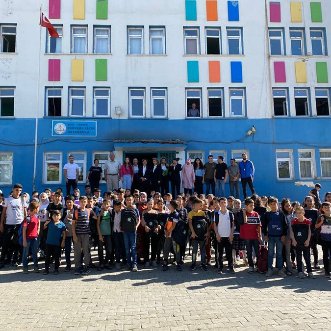 Annelerden köy okullarına eğitim destek paketi