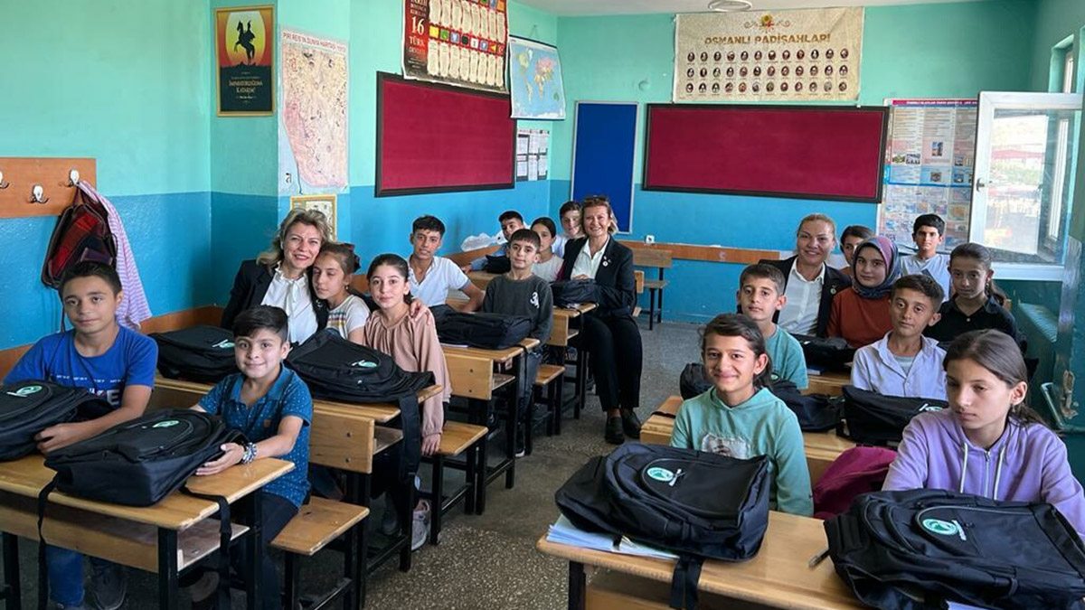 Annelerden köy okullarına eğitim destek paketi