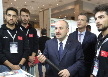 Bakan Varank, Türk Kompozit 2022 Fuarı'nı ziyaret etti