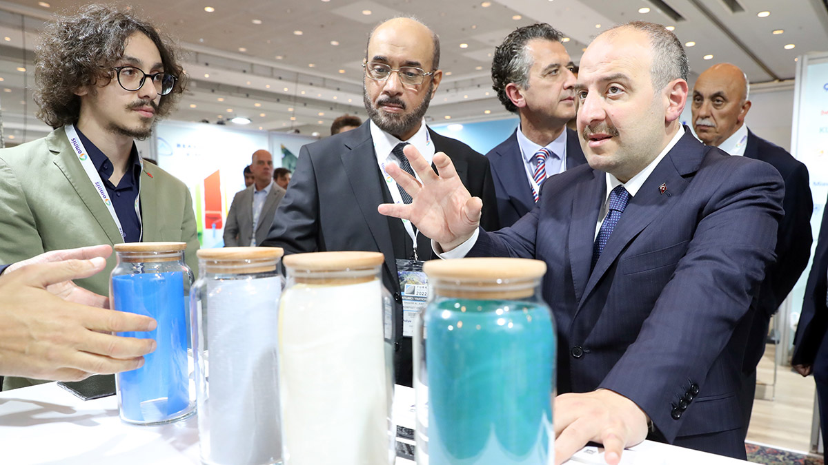 Sanayi ve Teknoloji Bakanı Mustafa Varank, Türk Kompozit 2022 Fuarı’nı ziyaret etti, fuara katılan firmaların ürünlerini inceledi. Kompozit sektöründeki ilerlemeyi görmekten dolayı çok mutlu olduğunu ifade eden Bakan Varank, 