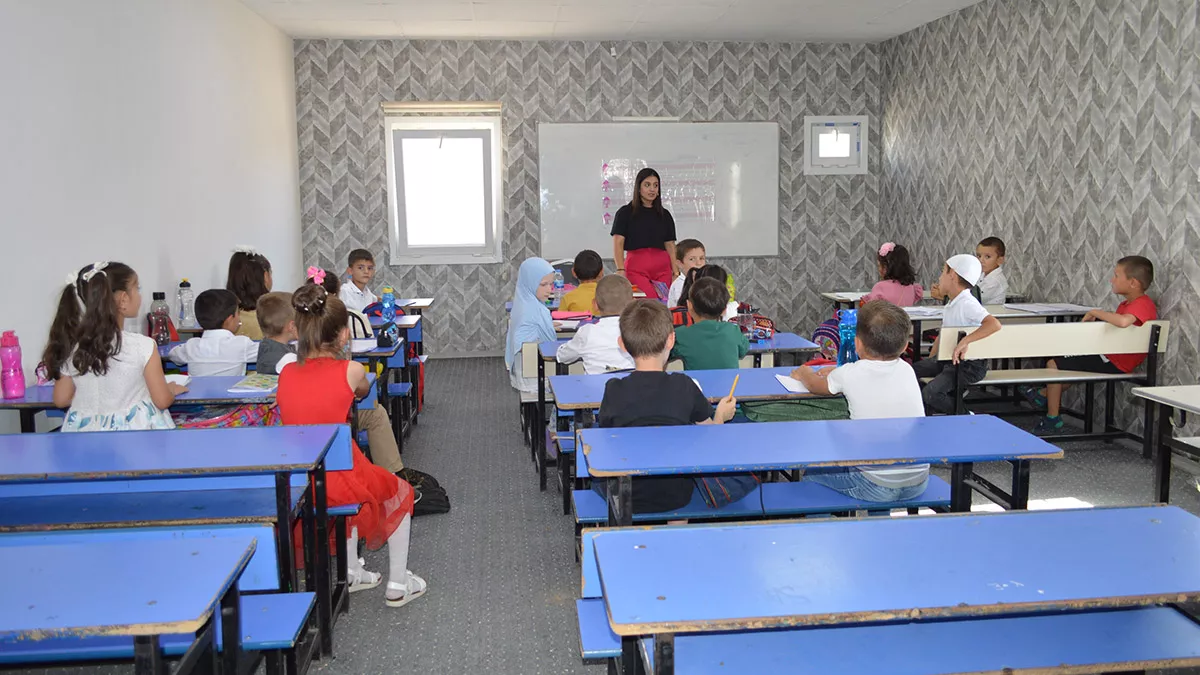 Ukrayna'daki savaş bölgelerinden tahliye edilip, elazığ'daki geçici konaklama merkezlerine yerleştirilen 2 bin 500 ahıska türkü'nden 800 eğitim çağındaki öğrenci, kurulan dersliklerde eğitimlerine devam ediyor.