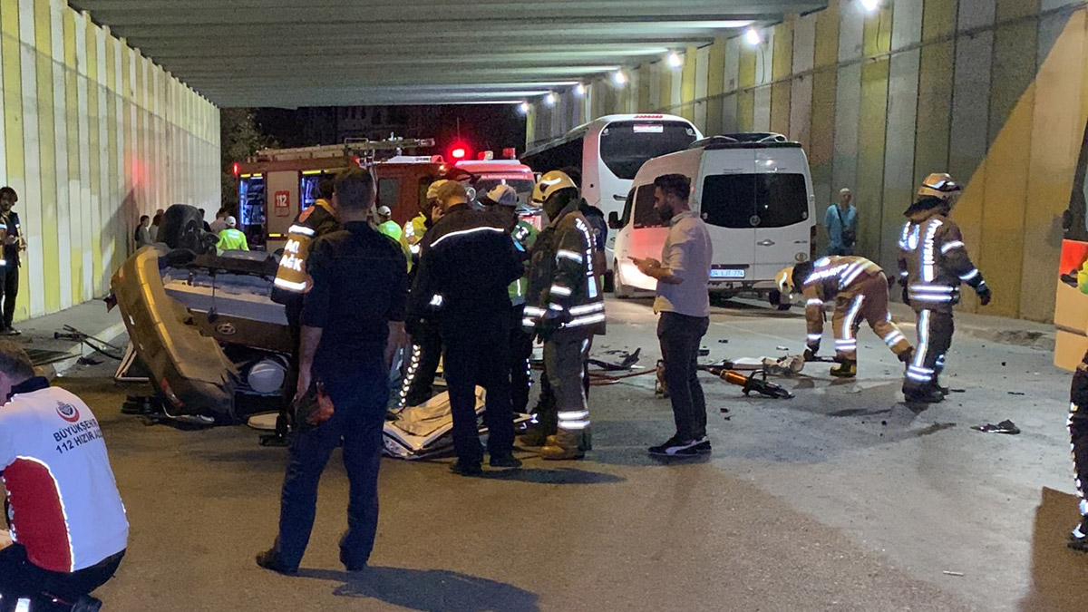 Otomobil viyadükten aşağı uçtu; 1 ölü 1 yaralı