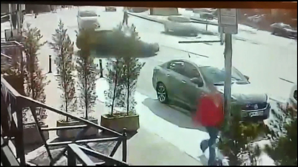 Yayayı son anda fark eden vale otomobillere çarptı