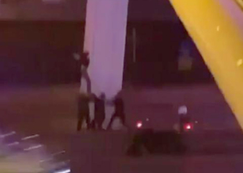 Üst geçitten atlayan kadını yakalamaya çalıştılar