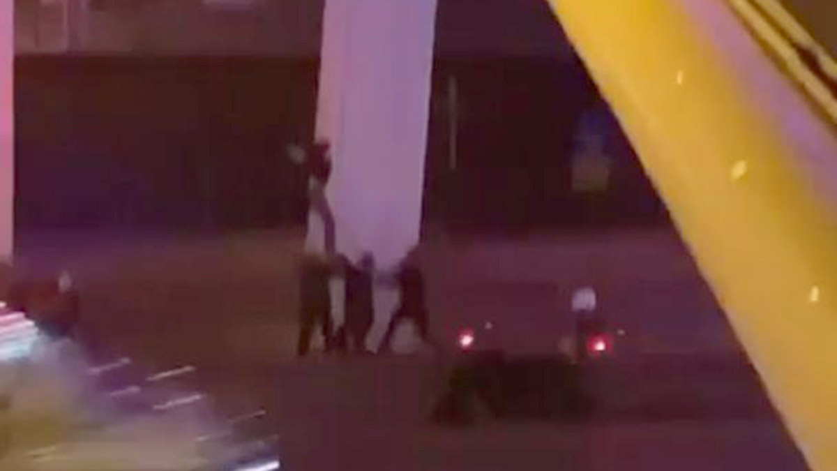 Üst geçitten atlayan kadını yakalamaya çalıştılar