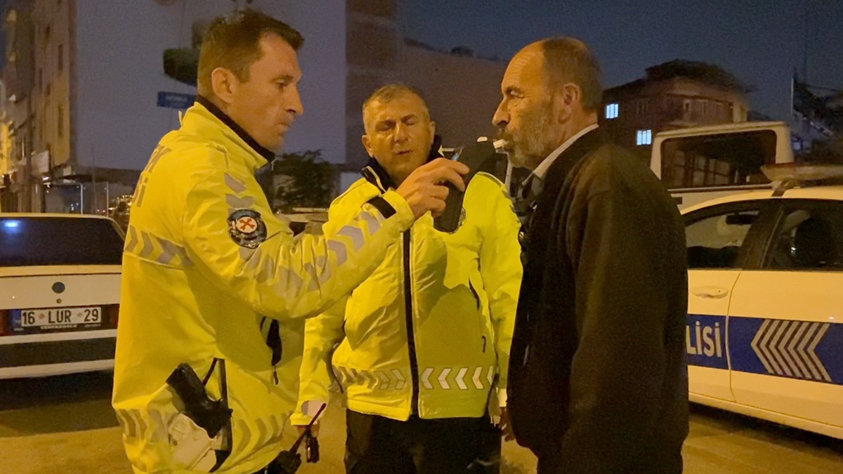 Araçta uyuyor gibi davrandı; 2.00 promil alkollü çıktı