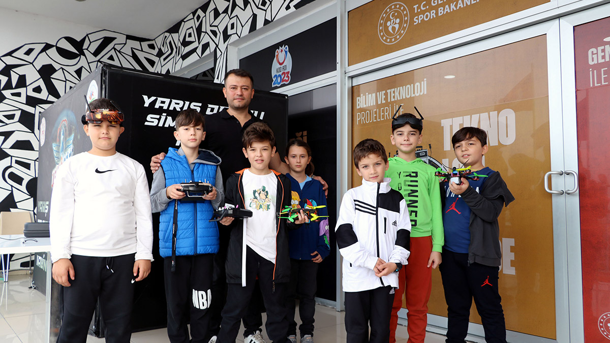 Yarış dronu simülasyon kabini tasarladı