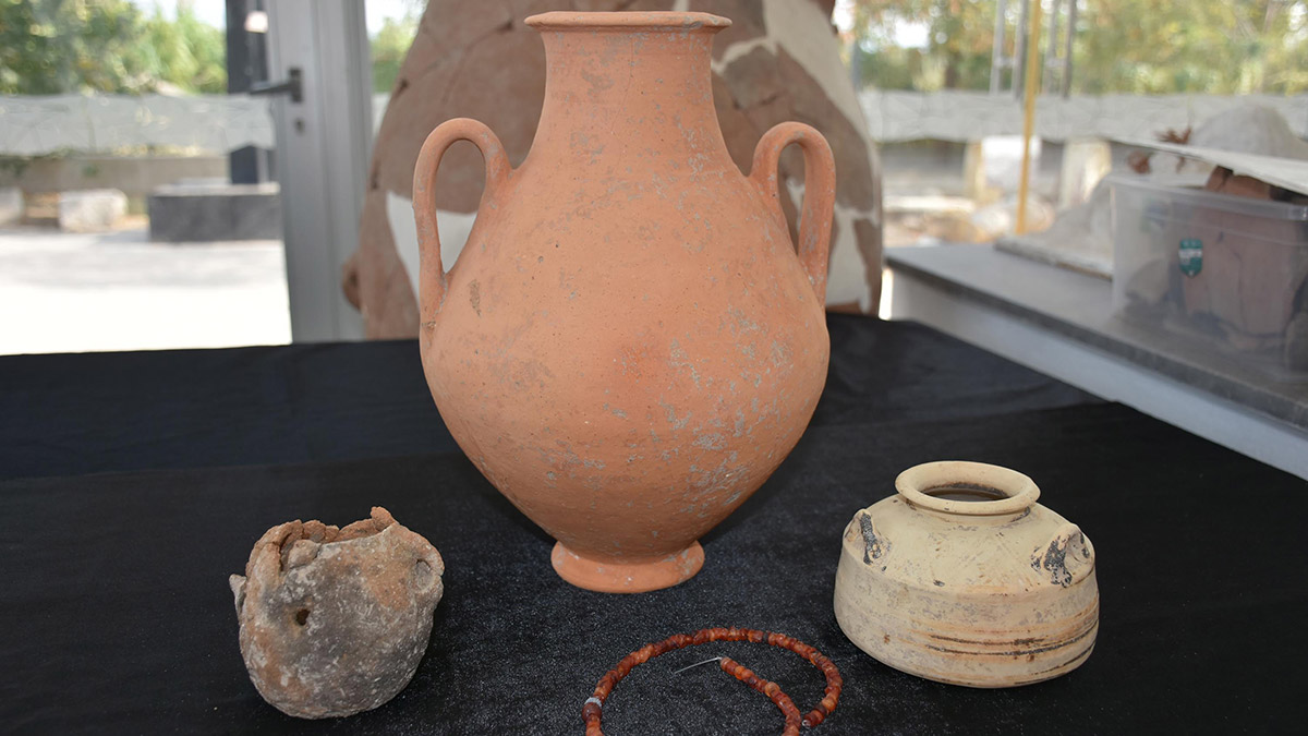 İzmir'in Bornova ilçesinde şehrin ilk insanlarının yaşadığı Yassıtepe Höyüğü'ndeki kazı çalışmalarında Yunan Miken Uygarlığı'na ait mezar alanıyla birlikte çok sayıda buluntu gün yüzüne çıkartıldı.