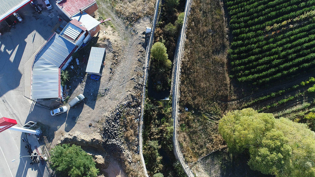 Gümüşhane'nin Şiran ilçesinde 3,5 kilometre boyunca yatağında ağaç ve otların büyüdüğü, taş ve çakılların biriktiği Şiran Deresi taşkın riski ile karşı karşıya.