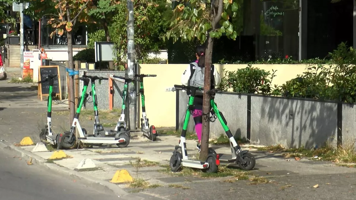 Kadıköy suadiye'de kaldırımlar skuterler tarafından işgal edildi. Yayalar, mecburen yoldan yürüyor.