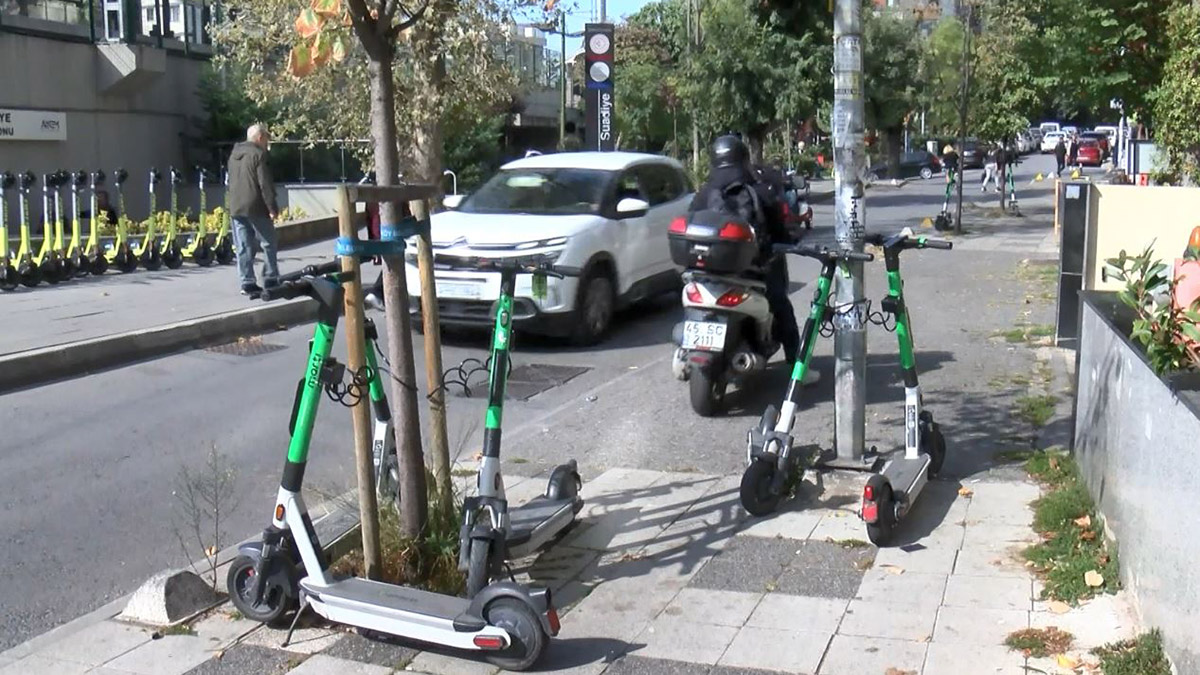 Kaldırımlar skuterler tarafından işgal edildi