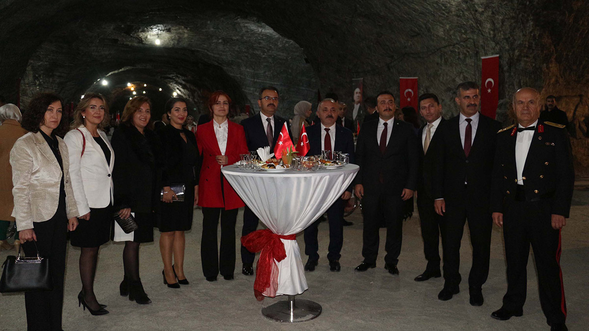 Çankırı'da, Cumhuriyetin kuruluşunun 99'uncu yıl dönümü dolayısıyla, Yer Altı Tuz Şehrinde Cumhuriyet Bayramı Kabul Töreni düzenlendi.