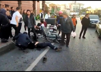 Koşarak yolun karşısına geçmek isteyen yayalara otomobil çarptı
