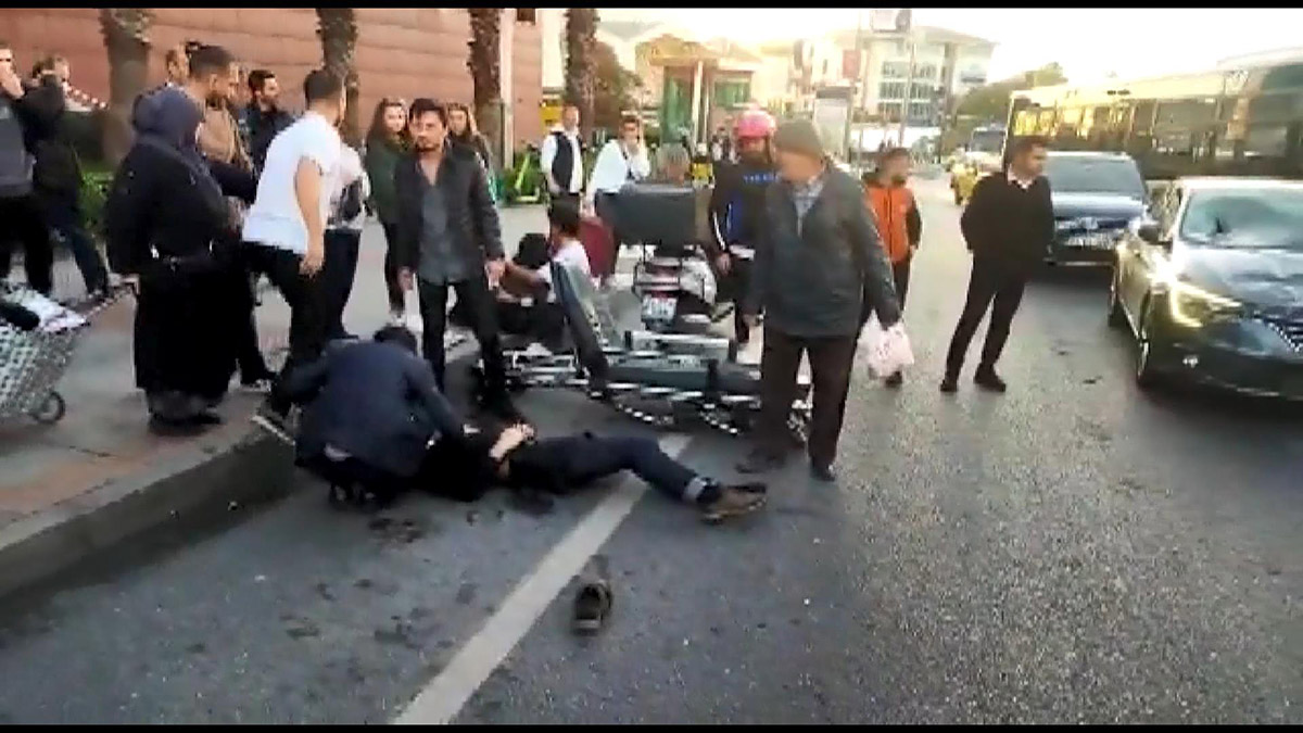 Koşarak yolun karşısına geçmek isteyen yayalara otomobil çarptı