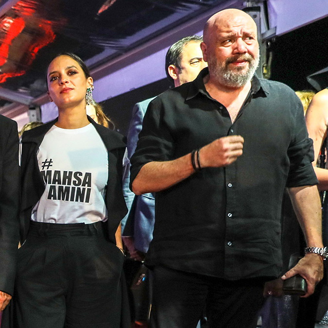 Azra Deniz Okyay, Mahsa Amini'nin adının yazılı olduğu tişörtle ilgili, "Orada yalnızca onu temsil ettiğimi değil gerçekten Mahsa Amini ile olduğumu göstermek istedim" dedi.