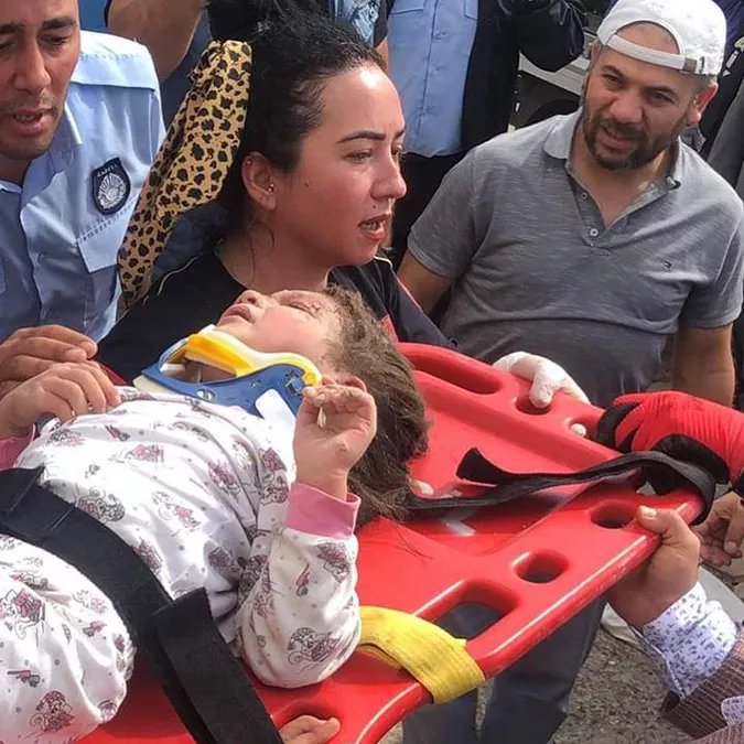 Yozgat'ta doğal gaz patlaması sonucu 2 katlı bina çökerken, enkaz altında kalan 3 kişilik aile ise yaralı kurtarıldı.  