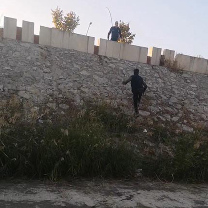 Engelli gibi davranan dilenci zabıtayı görünce kaçtı