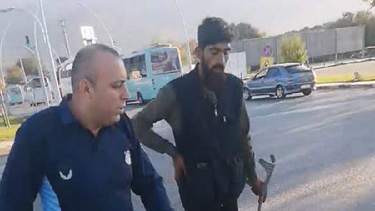 Engelli gibi davranan dilenci zabıtayı görünce kaçtı