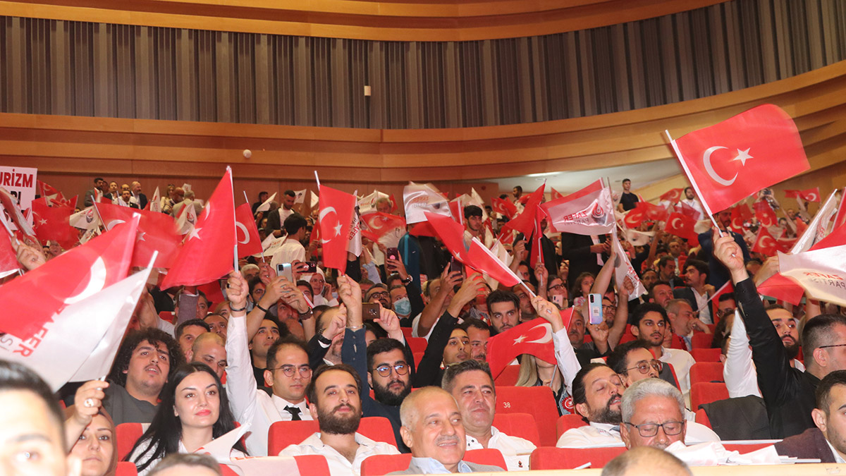 Zafer Partisi'nin 1'nci Olağanüstü Kongresi Ankara'da düzenlendi. Genel Başkan Ümit Özdağ, "Millet İttifakı 6'lı bir yamalı bohça, oraya da oy vermeyi düşünen yurttaşlarımız var. Siz de göle maya çalmayın lütfen" dedi.