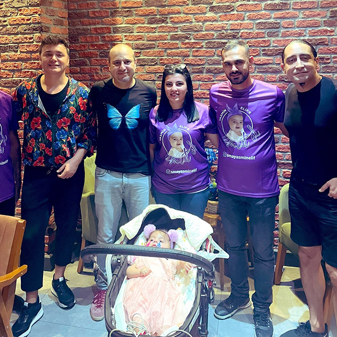 Adana'da yaşayan, İstanbul'dan tedaviden dönerken kendisini taşıyan ambulansın kontrolden çıkıp, devrilmesi sonucu ölümden dönen SMA hastası Yasmin için Zakkum grubu konser verdi.