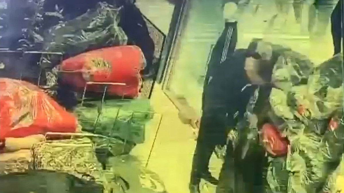 Zeytinburnu'nda mağazadaki hırsızlık kamerada