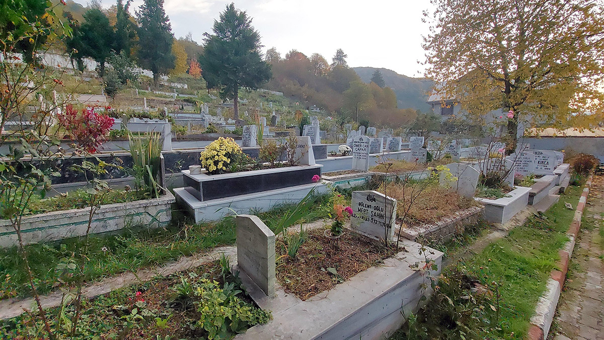 Düzce'nin Kaynaşlı ilçesi merkezli 12 Kasım 1999 depreminin üzerinden 23 yıl geçmesine rağmen yakınlarını kaybedenlerin acıları ilk günkü tazeliğini koruyor.