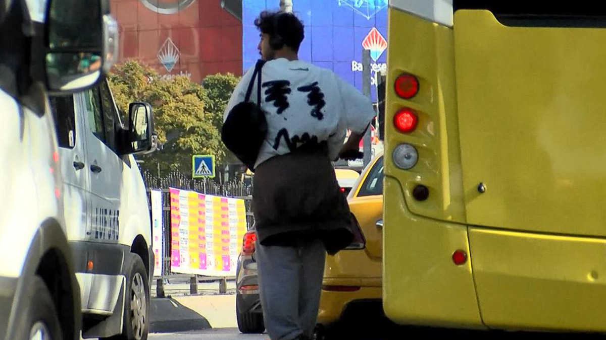 Skuter kazalarını önlemek amacıyla, kullanıcılar için getirilen 15 yaş sınırının, ön ödemeli kartlarla aşıldığı ortaya çıktı. Marketlerde de satılan bankalara ait ön ödemeli kartlarla uygulamaya kayıt yaptıran 15 yaşın altındakiler skuter kullanabiliyor.