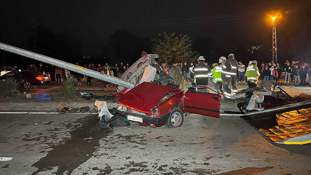 15 yaşındaki çocuğun kullandığı otomobil ikiye bölündü