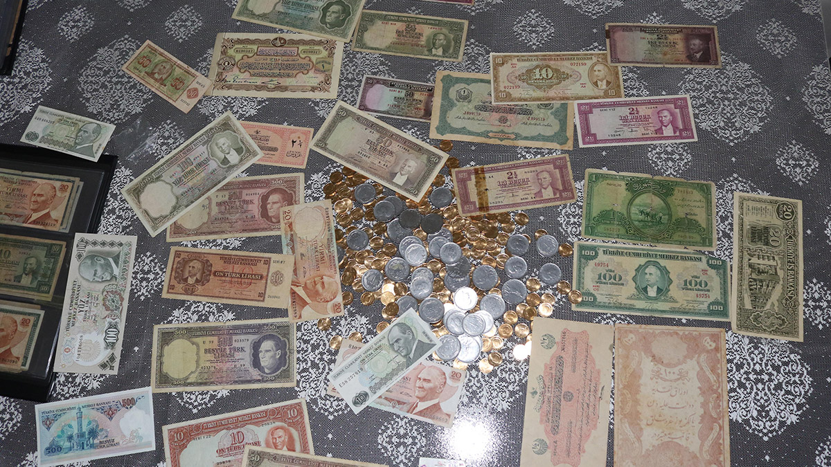 Antalya'da yaşayan İnanç Kocakaya (31), 15 yılda 700 eski paranın yer aldığı koleksiyon oluşturdu.