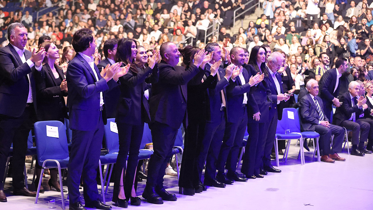 1907 Fenerbahçe Derneği 30'uncu yılını özel bir gece ile kutladı. Ülker Spor ve Etkinlik Salonu'nda gerçekleşecek gecede, Fahir Atakoğlu ile Mor ve Ötesi sahne aldı.