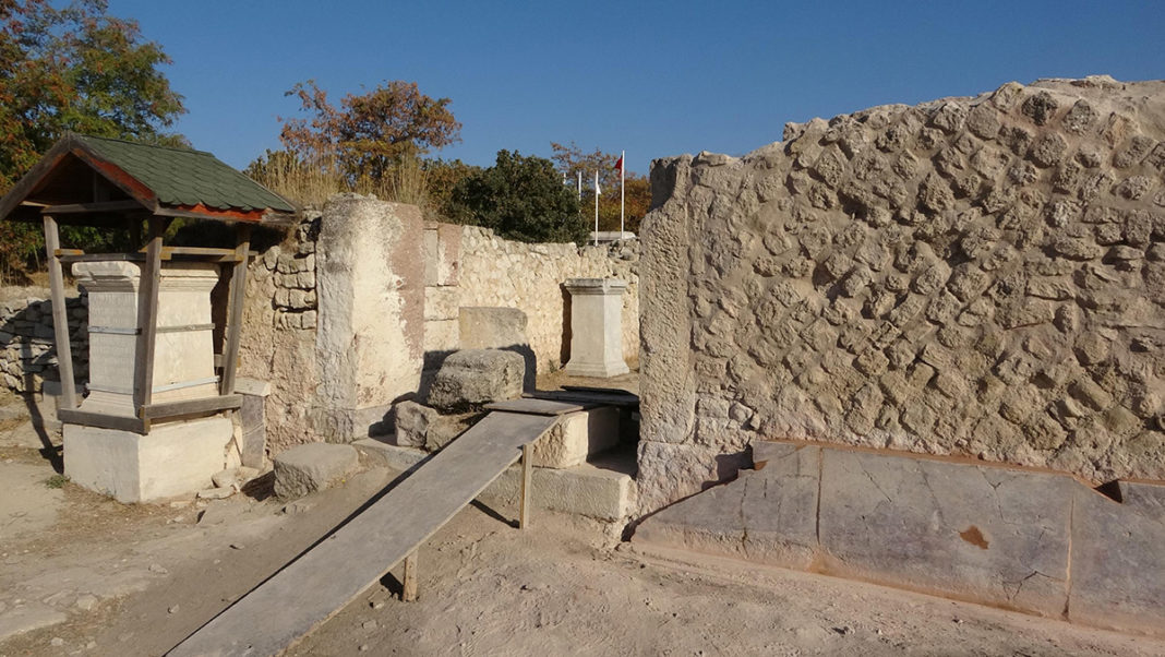 2 bin yıllık odeion yapısının duvarı yenileniyor