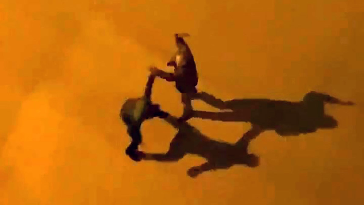 2 kişinin bıçaklı ve sopalı kavgası kamerada