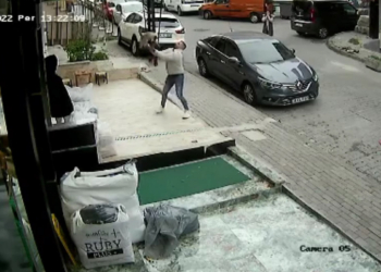 3. kattan düşen kediyi havada yakaladı