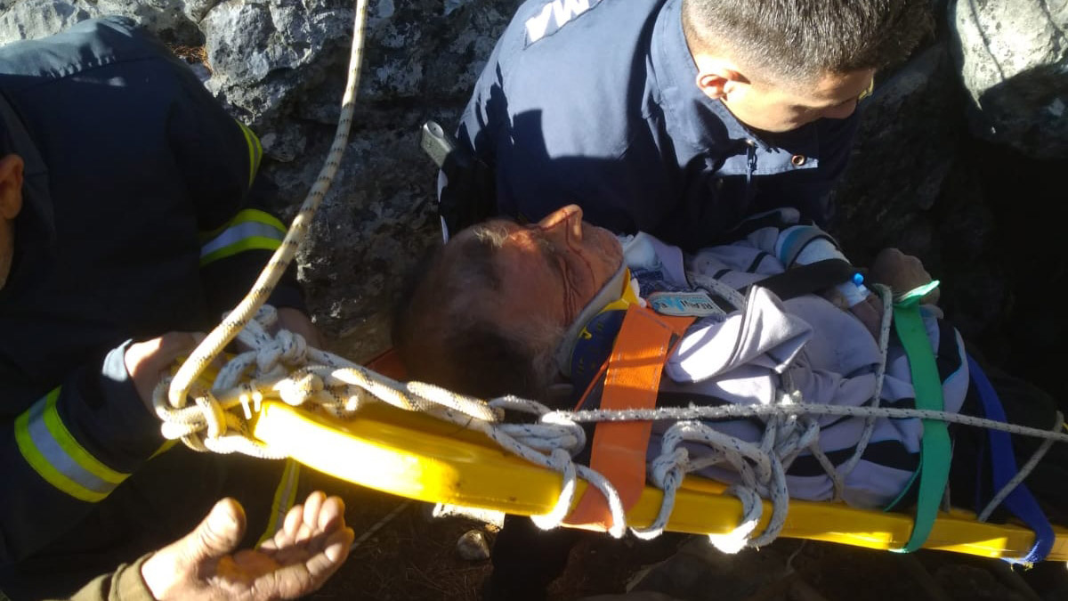 30 metrelik çukura düştü; itfaiye kurtardı