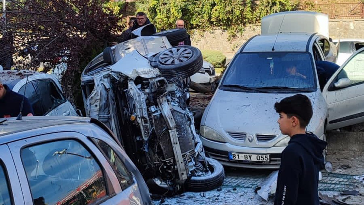 5 araca çarpan otomobil devrildi: 1 yaralı