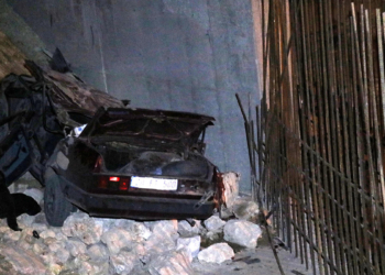 6 metre yükseklikten uçan otomobildeki 4 kişi öldü