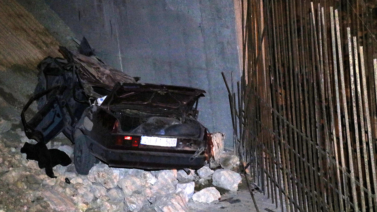 6 metre yükseklikten uçan otomobildeki 4 kişi öldü